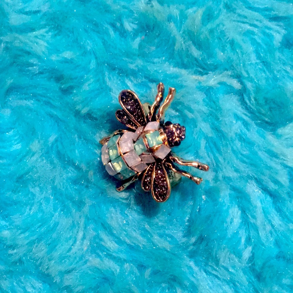 Stunning bee pin brooche